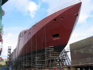 Skroget til det første af Søværnets nye inspektionsfartøjer, under bygning på Stocznia Pólnocna (Northern Shipyard) i Gdansk. © Søværnet