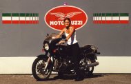 Maj-Britt foran Moto Guzzi-fabrikken - klik for større billede