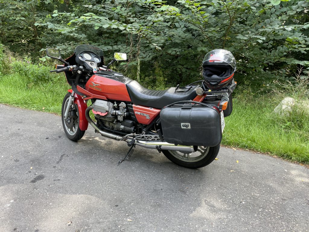 Moto Guzzi Le Mans III (motorcykel) på en rasteplads. 